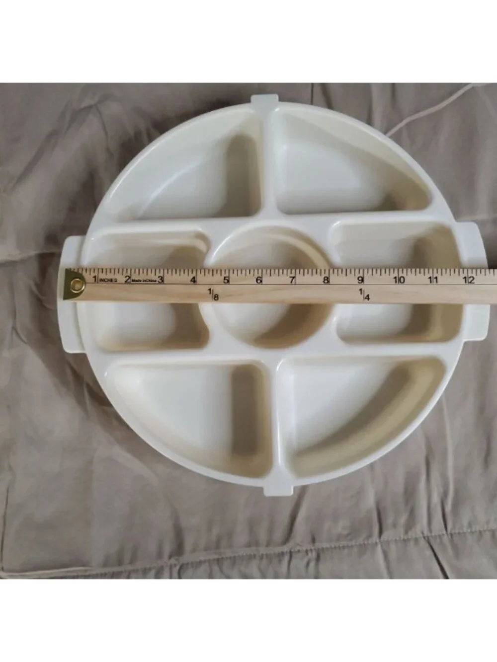 Rubbermaid Servin Saver Divided Vegetable Chip & Dip Server & Lid Beige 12” Wide